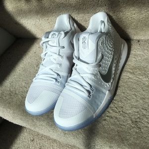Kyrie 3 White Chrome (YOUTH)